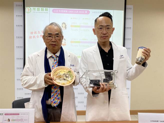 茂盛医院院长李茂盛（左）与执行长李俊逸（右）公布茂盛医院去年一整年卵子库存量(AMH)检测数据，直指「科技污染」是年轻女性生育力的最大杀手。（冯惠宜摄）