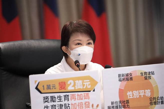 台中市長盧秀燕8日宣布，10日起只要在快打站完成新冠疫苗接種的65歲以上長者，可現場領取500元禮券。（盧金足攝）