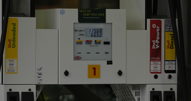 俄罗斯入侵乌克兰将使本已紧绡的供应状况更加吃紧，国际油价今天持续劲扬，创下2008年以来最高点。(图／美联社)