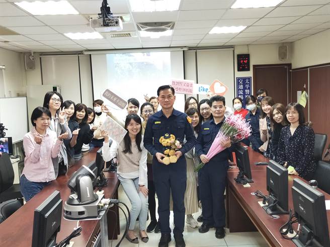 太平警分局局长叶志诚及警友办事处主任许煌桐特别准备鲜花及爱心手工饼乾，让分局所有女性同仁一同分享这个专属她们的日子。（太平警分局提供／冯惠宜台中传真）