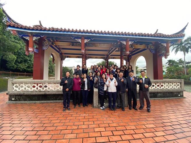 中市警察局雾峰分局分局长李建兴于妇女节前夕，邀集分局所属内、外勤女性同仁走出户外，到林家花园飞觞醉月亭举办联谊座谈会。（雾峰警分局提供／冯惠宜台中传真）