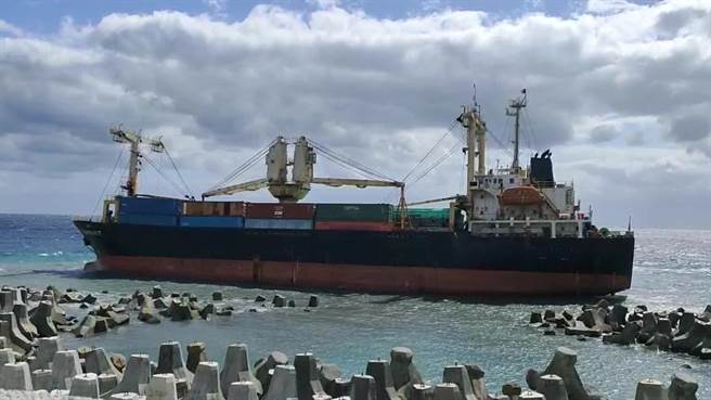 一艘贝里斯籍的货轮8日在台东富冈外海失去动力，漂到富冈海堤搁浅。（蔡旻妤摄）