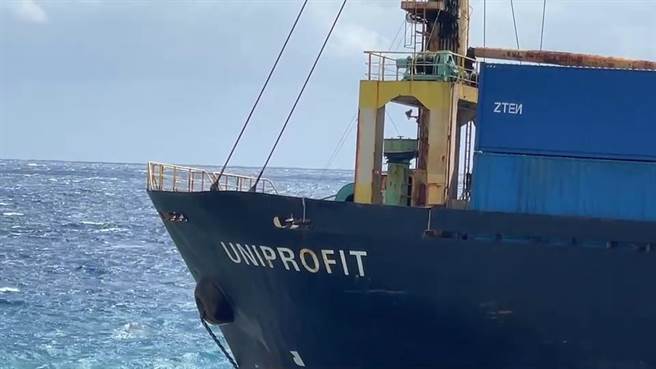 一艘贝里斯籍的货轮8日在台东富冈外海失去动力，漂到富冈海堤搁浅。（蔡旻妤摄）