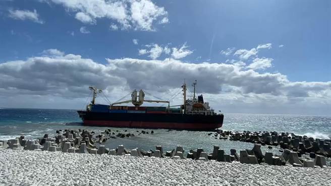 一艘贝里斯籍的货轮8日在台东富冈外海失去动力，漂到富冈海堤搁浅。（蔡旻妤摄）