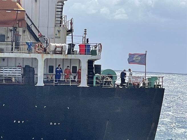 一艘贝里斯籍的货轮8日在台东富冈外海失去动力，漂到富冈海堤搁浅。（蔡旻妤摄）