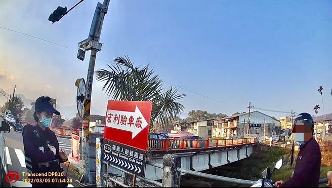 53歲陳姓男子日前騎乘機車安全帽扣未扣遭巡邏員警攔查，意外被逮到酒駕，酒測值達0.38。（警方提供／吳建輝南投傳真）