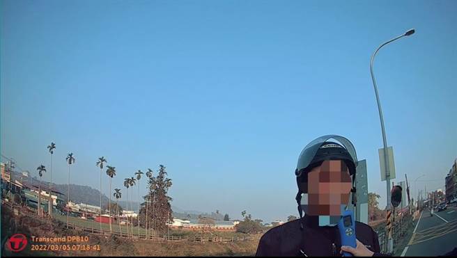 陳男表示因在北部念書的兒子放假回家想吃鹹油條，因此才騎車出門買，對酒駕行為感到懊悔。（警方提供／吳建輝南投傳真）