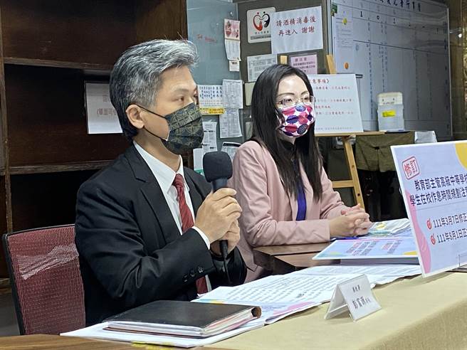 教育部国教署长彭富源（左）说明高中「延后上学」议题相关政策。（林志成摄）