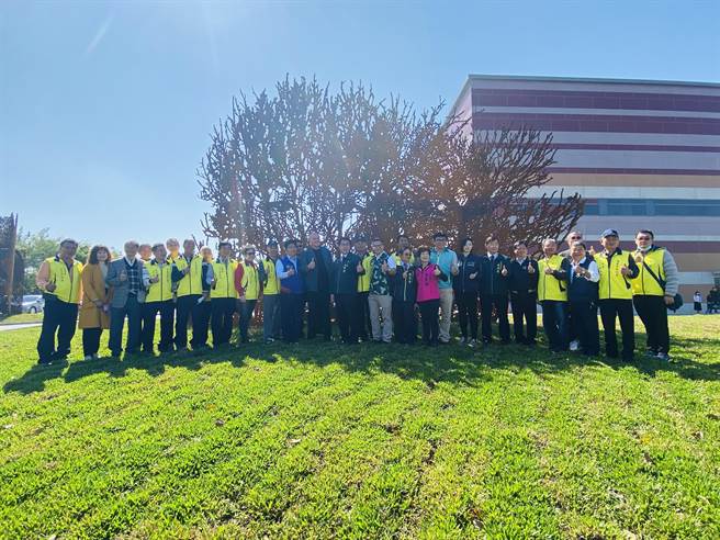 大台南会展中心2件户外公共艺术今天正式亮相。（曹婷婷摄）