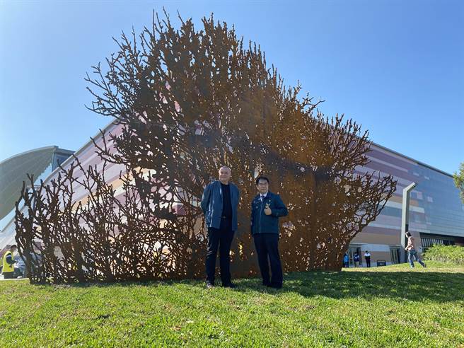 大台南会展中心2件户外公共艺术今天正式亮相。（曹婷婷摄）