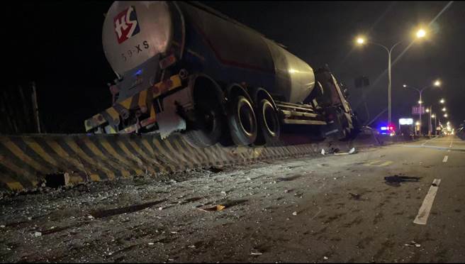 驾驶7日凌晨开着载运炉石粉的曳引车，行经台11线177.2公里北上处，疑因疲劳驾驶，不明原因自撞安全岛。（民眾提供／蔡旻妤台东传真）