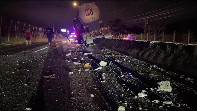 驾驶7日凌晨开着载运炉石粉的曳引车，行经台11线177.2公里北上处，疑因疲劳驾驶，不明原因自撞安全岛。（民眾提供／蔡旻妤台东传真）