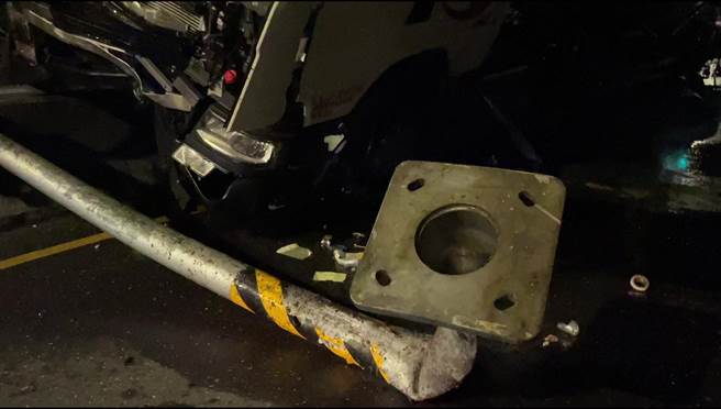 驾驶7日凌晨开着载运炉石粉的曳引车，行经台11线177.2公里北上处，疑因疲劳驾驶，不明原因自撞安全岛。（民眾提供／蔡旻妤台东传真）