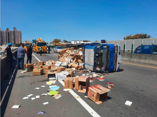 小货车翻覆车上载运物品占用车道。（翻摄照片／高雄洪靖宜传真）
