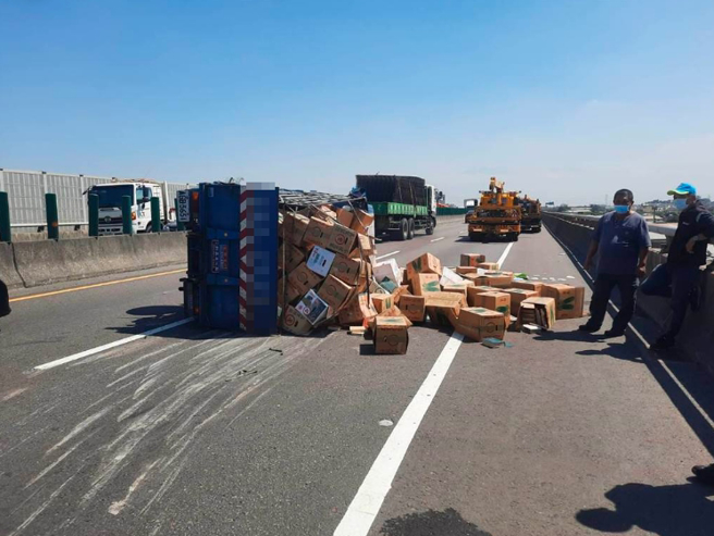 小货车翻覆车上载运物品占用车道。（翻摄照片／高雄洪靖宜传真）