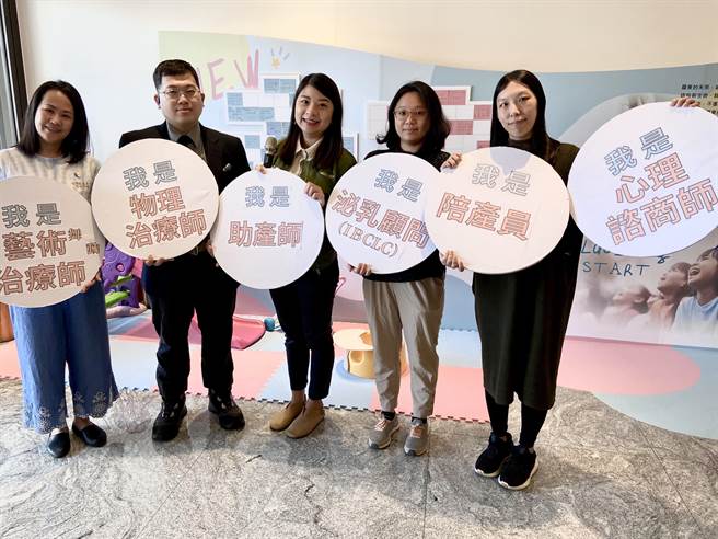 前縣議員薛呈懿（中）提出「新未來‧羅東好孕券」的政見。（吳佩蓉攝）