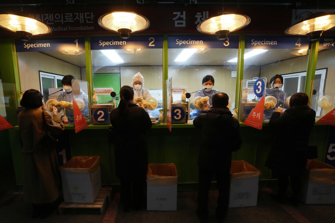 韩国连续5天COVID-19新增确诊逾20万例，截至今天凌晨零时，单日新增20万2721例；根据政府统计，境内感染病例中高达99.96%是感染新型冠状病毒Omicron变异株。(图／美联社)