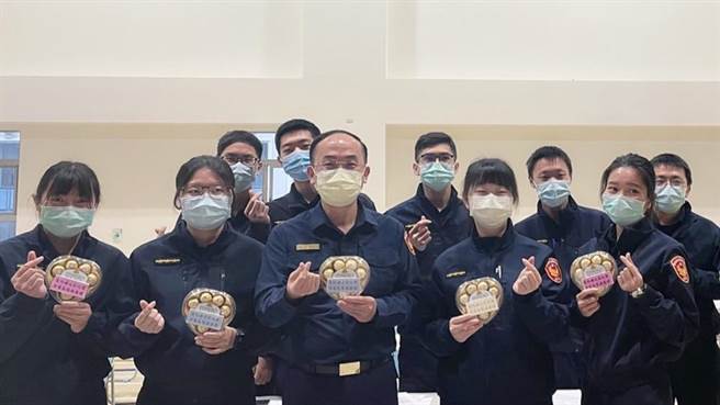 欢庆妇女节 芦洲警分局长慰勉女性同仁辛劳致赠金沙巧克力(警方提供／戴上容新北传真)