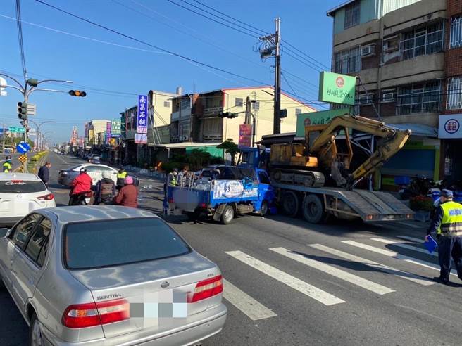 台東肇事逃逸一路到逃到屏東，最後在內埔鄉遭逮，過程中波及5車挨撞。（警方提供／謝佳潾屏東傳真）