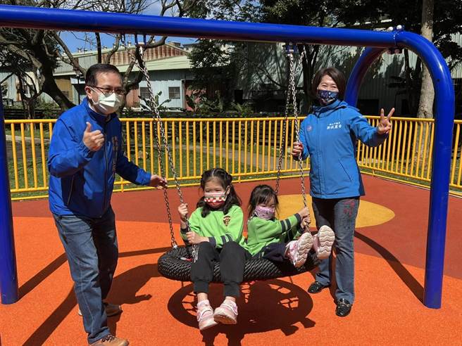 淡水文中八公園38婦女節繽紛亮相，市議員鄭戴麗香（右）與區長巫宗仁（左）共同為孩子推盪鞦韆（戴上容攝）