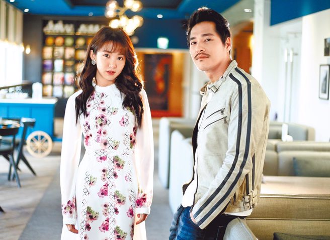 曾与大S有一段长达4年姊弟恋的蓝正龙（右）送上祝福。（资料照／粘耿豪摄）