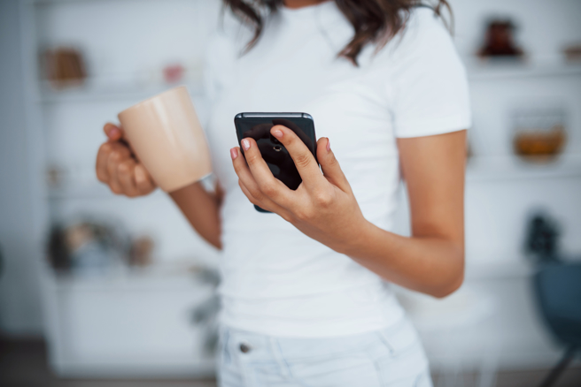 女星大S闪婚韩国男星具俊晔消息震惊各界，具俊晔也在个人IG透露，得知大S离婚消息后，找到20多年前的电话号码，两人才又重新联繫，但这也让前任男友打来电话到底要接还是不接，引发讨论。（图／示意图，达志影像）