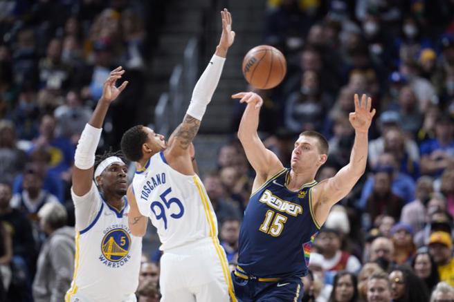 約基奇大三元率領金塊擊敗勇士，送給對手5連敗。(美聯社)