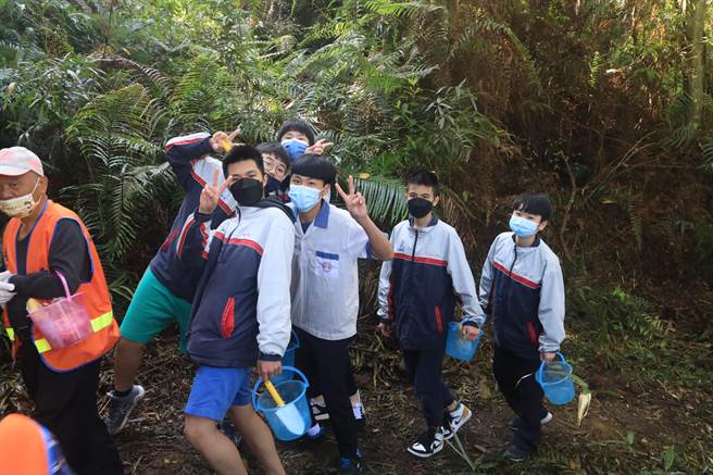 當時火燒山導致魚池國中停課，讓學生映象深刻，因此也特別上山一起植樹，盼守護魚池國中的魚池尖山能浴火重生。(公所提供／吳建輝南投傳真)