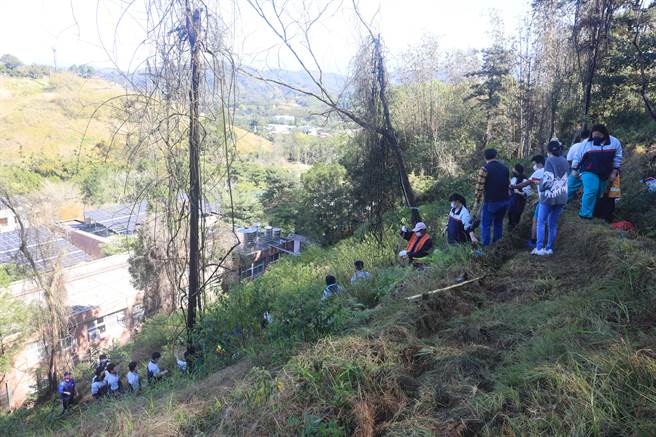 魚池鄉長劉啟帆表示，當時因地勢陡峭造成救災困難，今天重回現場看到被大火吞噬的山林，只剩焦黃黑土，心中百感交集。(公所提供／吳建輝南投傳真)
