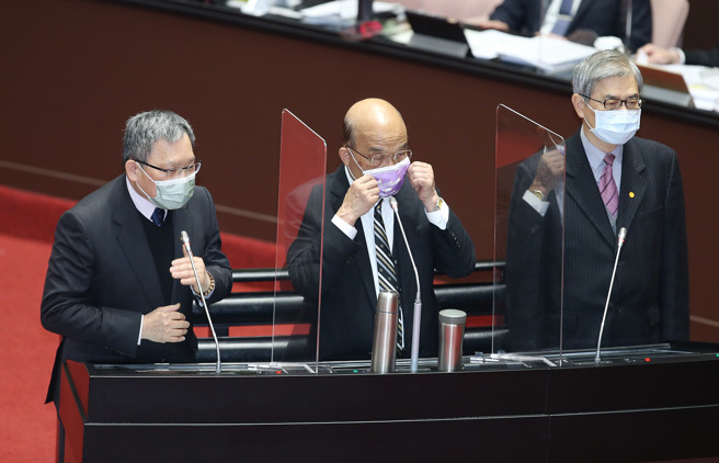 针对台股波动，行政院长苏贞昌（中）与财政部长苏建荣（左）8日在立法院表示会持续关心，国安基金如有必要时自当运作。（姚志平摄）