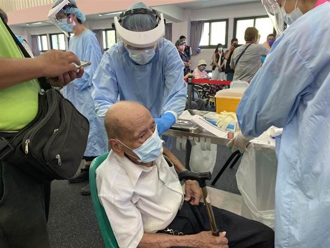 花莲县内目前仍有逾1.5万65岁以上长者尚未接种COVID-19疫苗，其中44％担心疫苗产生副作用，鑑此，卫生局连结民政体系，启动「护老计画」，鼓励及协助长者接种疫苗，提高疫苗覆盖率。（罗亦晽摄）