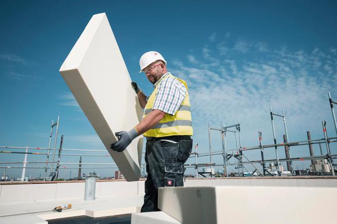 （来自科思创的全新零碳足迹MDI可用于生产聚氨酯硬质泡棉，帮助建筑实现高效保温绝热。图／科思创提供）