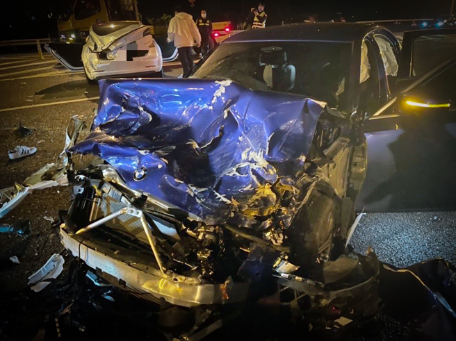國道3號7日晚間發生死亡車禍，一名25歲工人在擺放車禍警示牌時，遭到未注意路況的BMW撞死。（翻攝國道公路警察局臉書）