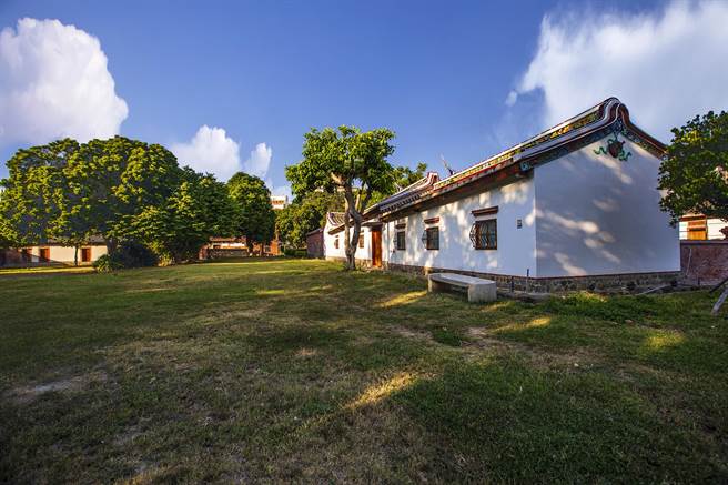 东兴圳连接在地客家文化和歷史建筑汾阳堂。（罗浚滨摄）