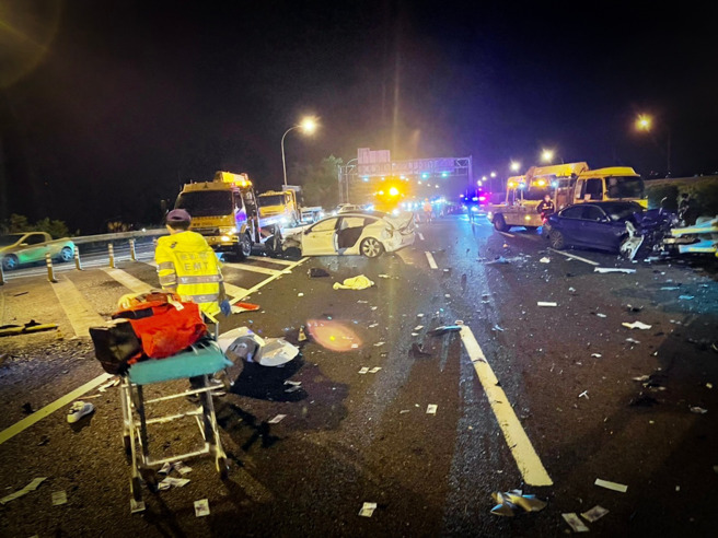 國道3號北上大溪段7日晚間發生死亡車禍，一名25歲工人在擺放車禍警示牌時遭到後車撞死，現場散落一地車殼，滿目瘡痍。（翻攝國道公路警察局臉書）