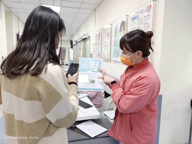 护理人员教民眾如何使用下载。（童综合医院提供／陈淑娥台中传真）