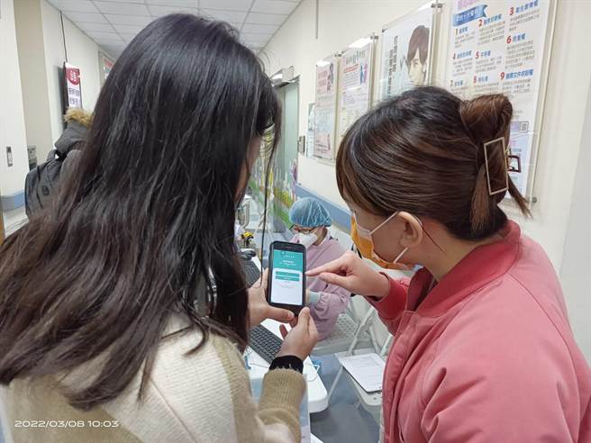 护理人员教民眾如何使用下载。（童综合医院提供／陈淑娥台中传真）