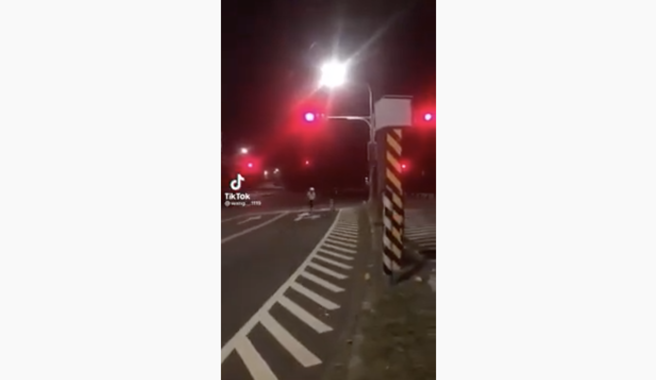 苗栗3屁孩跑步闯红灯玩测速照相杆 警方却因这个原因罚不到（图/撷取自影片）