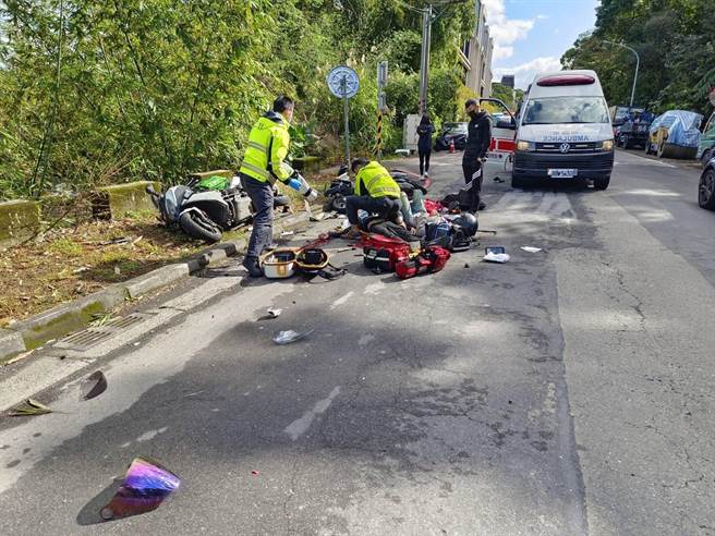 黃牌重機迴轉與普通重機發生衝撞。（民眾提供）