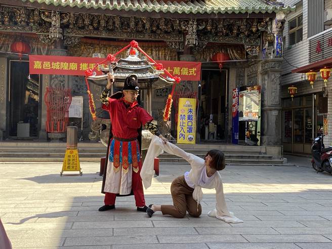 阮劇團8日在嘉義城隍廟廟埕演出《伊的願望》感謝城隍爺「神」助攻。（廖素慧攝）