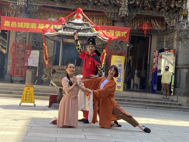 阮劇團8日在嘉義城隍廟埕演出《伊的願望》，獲得好評。（廖素慧攝）
