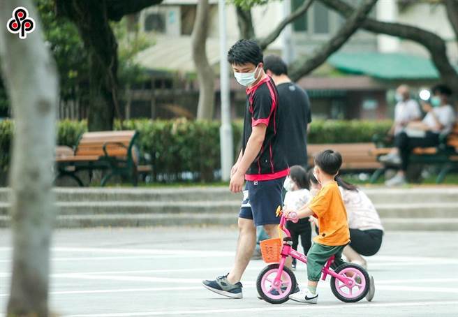 据劳动部今天公布的「雇用管理就业平等概况调查」指出，去年有15.9％的事业单位不允许劳工请防疫照顾假。（报系资料照）