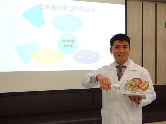 奇美医学中心泌尿外科主治医师林才扬说明包皮过长或包茎的治疗方法。(曹婷婷摄)