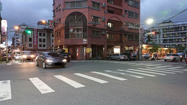 宜蘭市公所將傳統鈉光燈（左）的路燈汰換為較明亮省電的LED燈（右）。（宜蘭市公所提供／吳佩蓉宜蘭傳真）