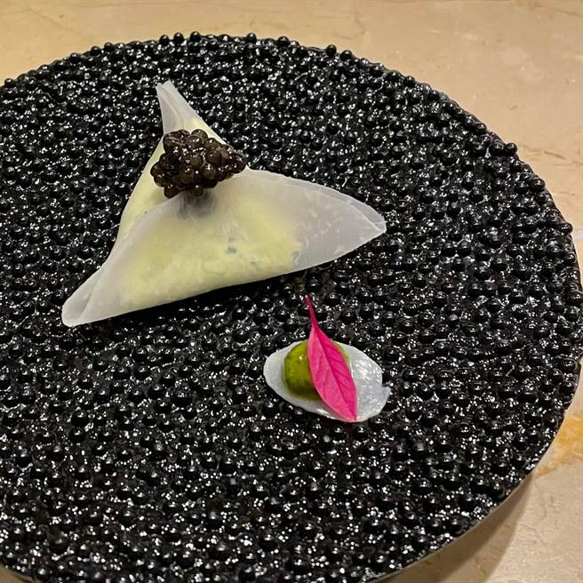 Sushiyoshi壽司芳限定菜單，蕪菁松葉蟹餃X柚子青醬。（Sushiyoshi壽司芳提供） 