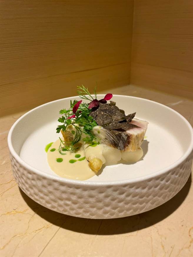 Sushiyoshi壽司芳限定菜單，烤鰆魚X白蘆筍X牛蒡醬X黑松露。（Sushiyoshi壽司芳提供） 