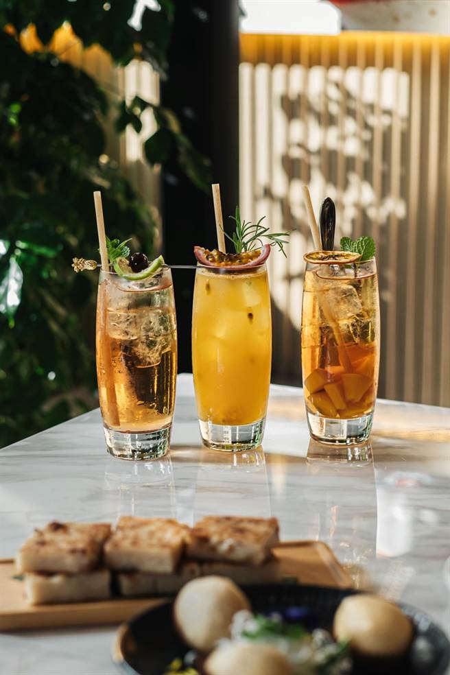 玖尹推出三款春季花果茶調飲，三月點港點下午茶套餐享一元加購乙杯(直) 。（玖尹提供） 