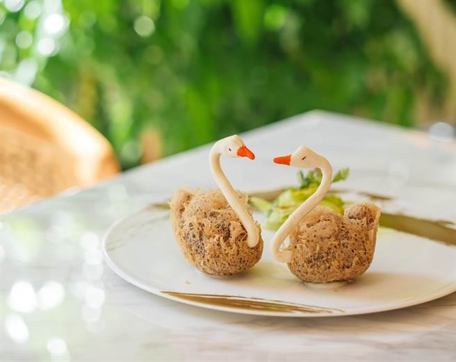  玖尹招牌港點多瑙河香芋松子天鵝酥。（玖尹提供） 