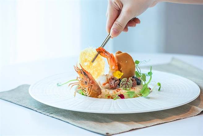 南港老爺行旅Soft Kitchen推出全新春季套餐「饗食好味」海大蝦燉飯。（南港老爺行旅提供） 