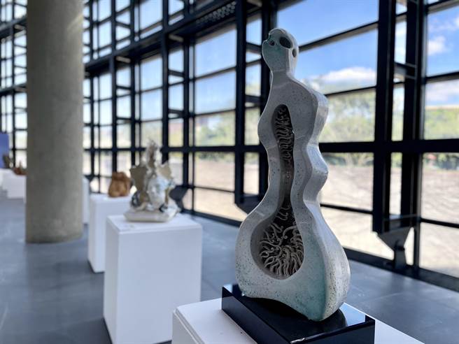 莺歌陶瓷博物馆为了展示女力之美，即日起至27日在1楼阳光特展室展出「以人为中心点—台湾陶瓷雕塑学会创作展」，集结17位女性陶艺创作者陶艺品。（蔡雯如摄）